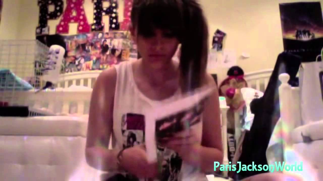 Paris Jackson decorating her room