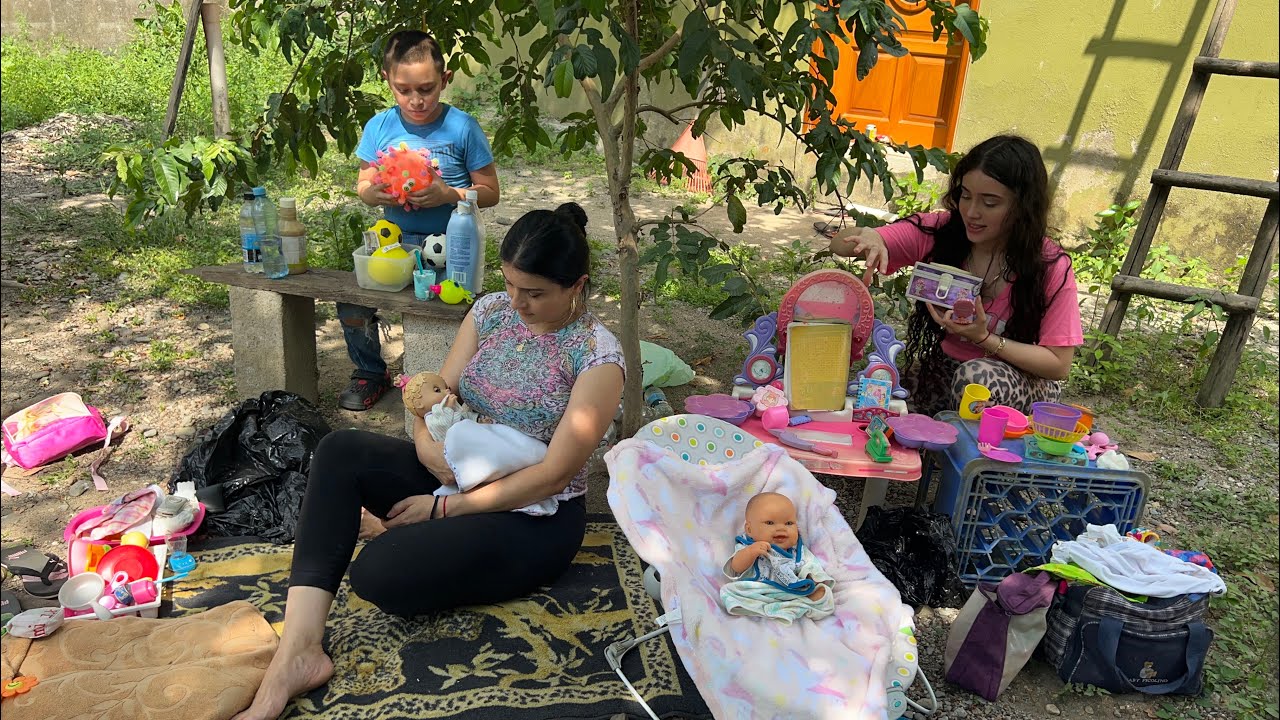 JUGANDO A LA CASITA Y A LA TIENDITA CON MI MAMÁ Y MI PRIMO Y DOS MUÑECAS BEBÉS 👶 PISCINA +