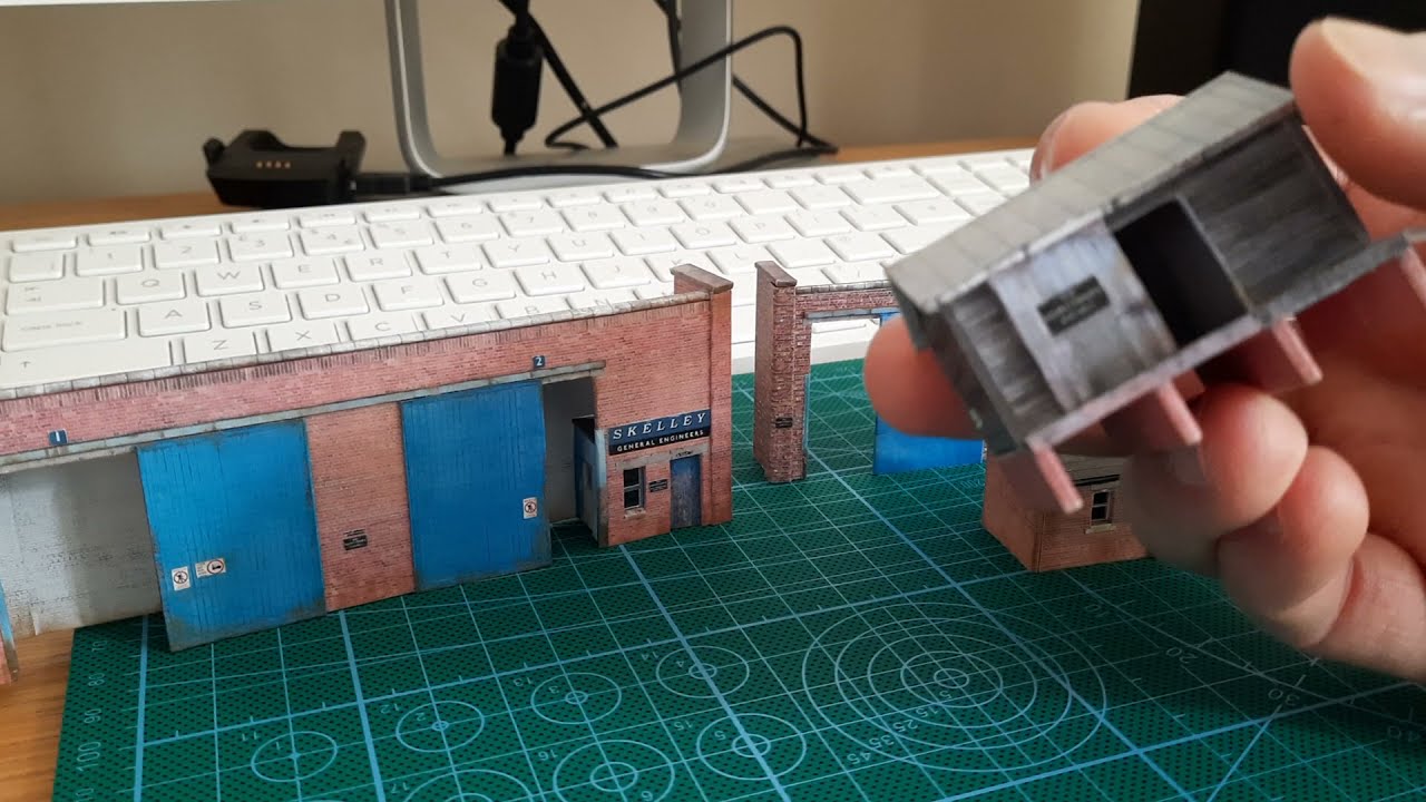 Where can you find free model railway buildings on the Internet?