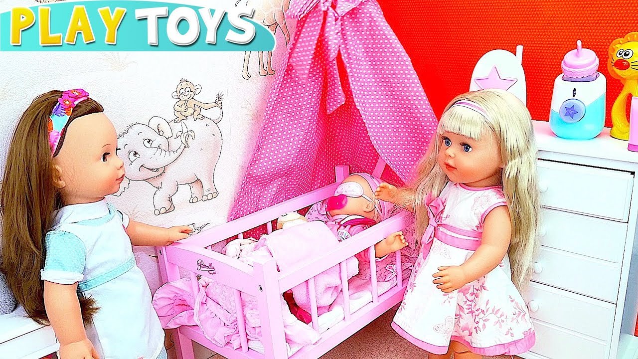 Baby Doll big sister looking after her little sibling! Play Toys family stories