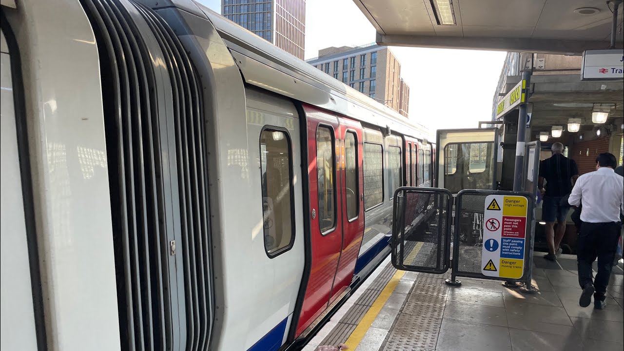 Journey on London Underground District line | Becontree to Upney