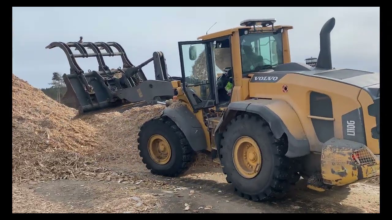 Crushing waste wood with a Doppstadt shredder
