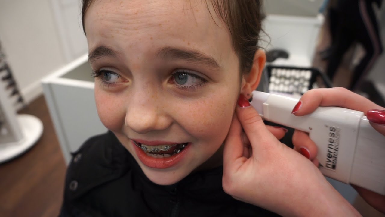 HELP DOODENG!! 2e OORBELGAATJE IN MIJN OREN LATEN SCHIETEN met MICHELLE!! - Bibi