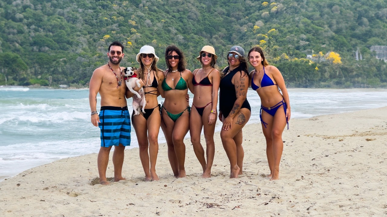El primer viaje a la playa de nuestra perrita rescatada 😳 Cuyagua Venezuela