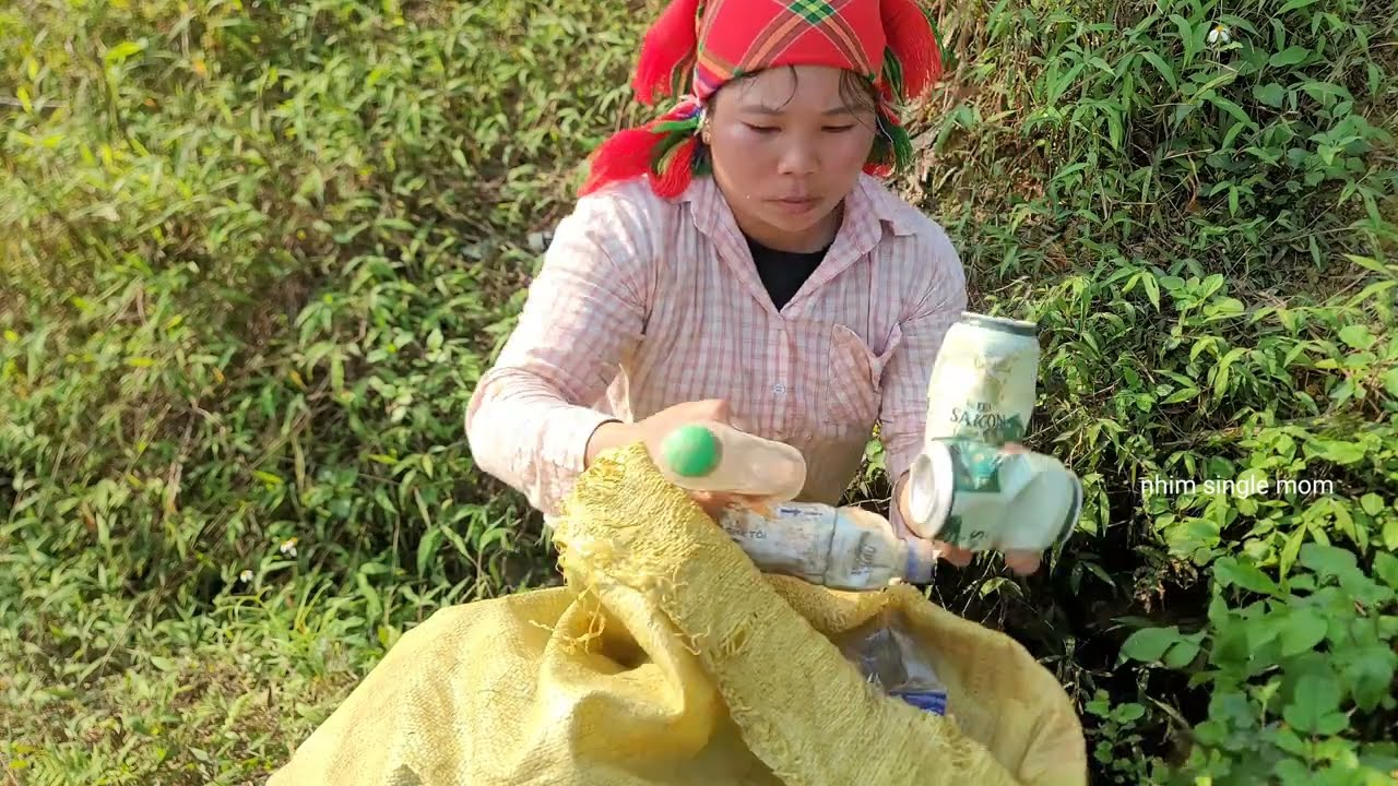 single mother collects and sells fruit alone to make a living