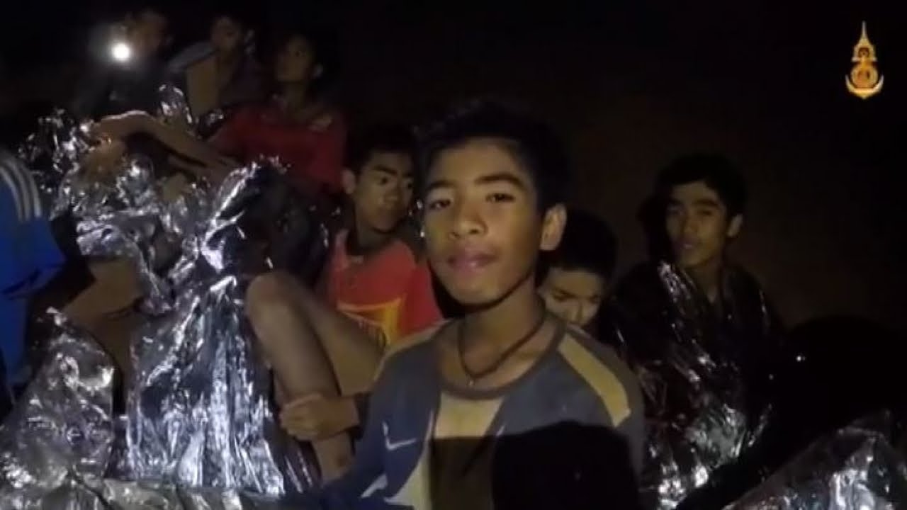 Thailandia, nuovo video dei ragazzi: hanno coperte e medicine