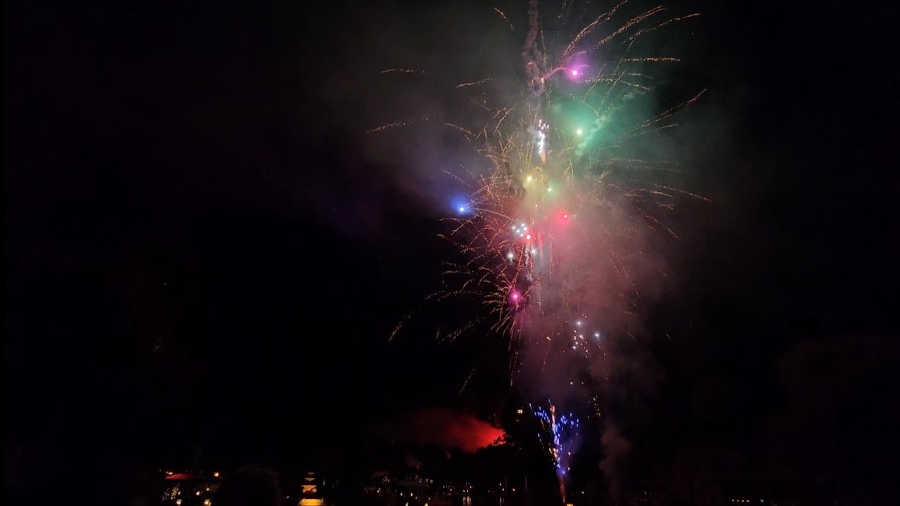 50 Jahre Europapark Sommernachtsparty. Feuerwerke aus 3 Stellen im Park.