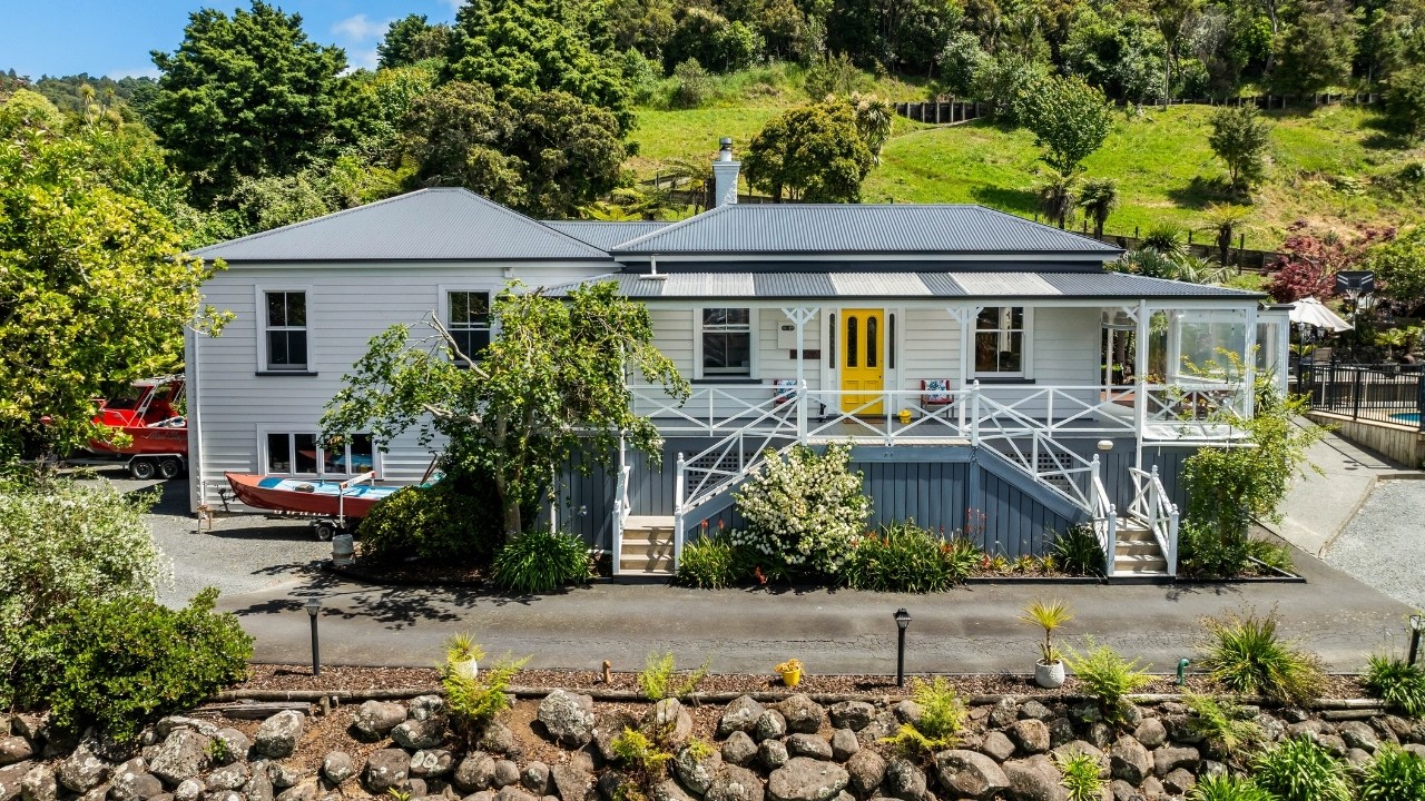 8 High Oaks Way, Avenues - Gregg Marsland & Zoltan Waxman