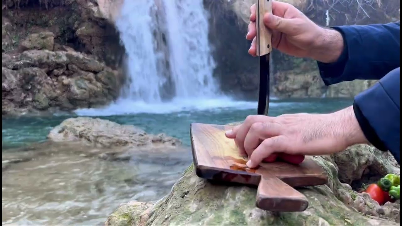 Buz Gibi Havada Şelalenin Yanında Taş Üstünde Sucuk Mangal 🔥