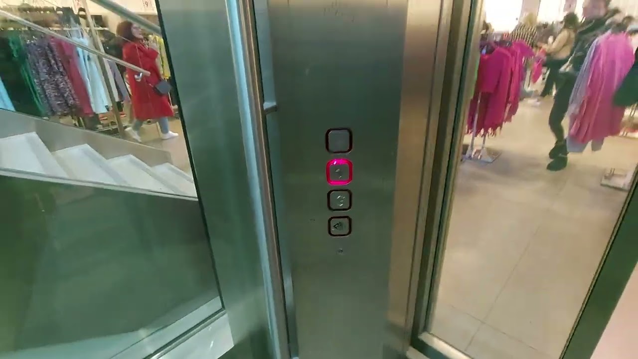 2000 Crown Lift @ Zara in Milton Keynes