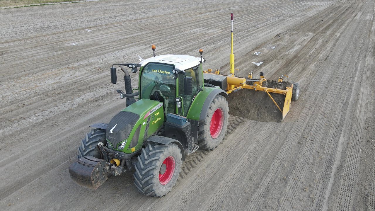 Egaliseren met Fendt 724 en Bos kilverbak met laser - Loonbedrijf Hopmans en Van Gaalen Aartswoud BV