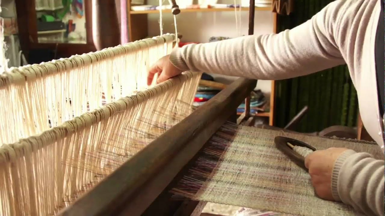 Lavorare con un antico telaio del 1600