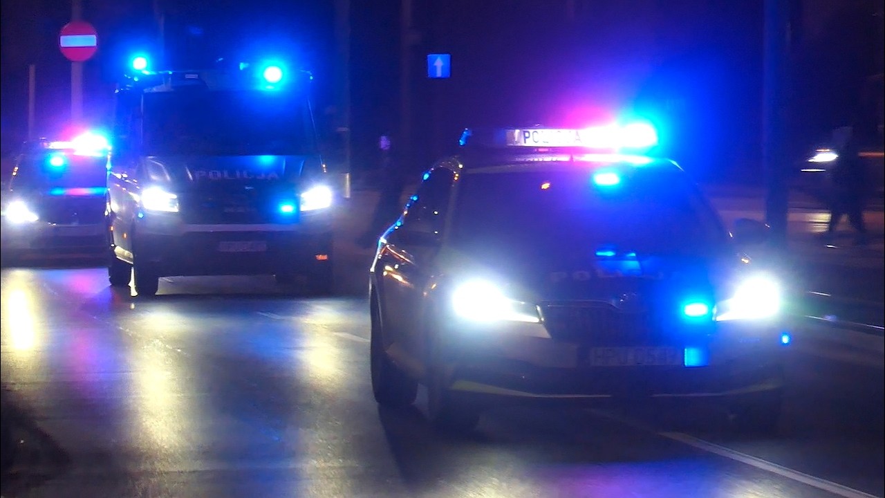 Alarmowo kolumna 3 radiowozów po meczu Lech - Piast: U100, U733, U160