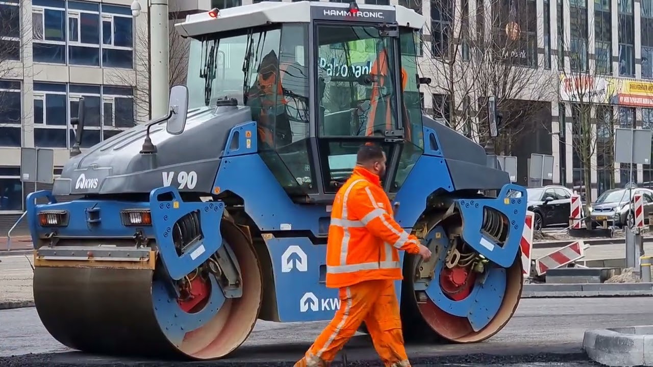 Deel3 KWS asfalteemachine en wals moeten tanken bij de kleefwagen bij de Dellaertweg in LEIDEN