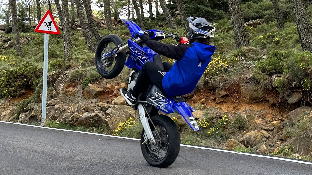 LA YZ125 SUPERMOTARD SALE A LA CALLE