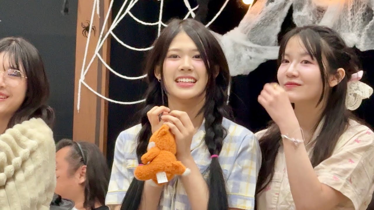 ภาพบรรยากาศการประมูลภาพ Canvas ของ ข้าวจ้าว BNK48 ในงาน BNK48 & CGM48 KANGAROO VILLAGE [21.12.2025]