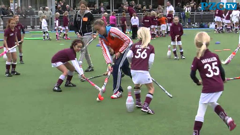 Drukte bij hockeyclinic Maartje Paumen in Hulst