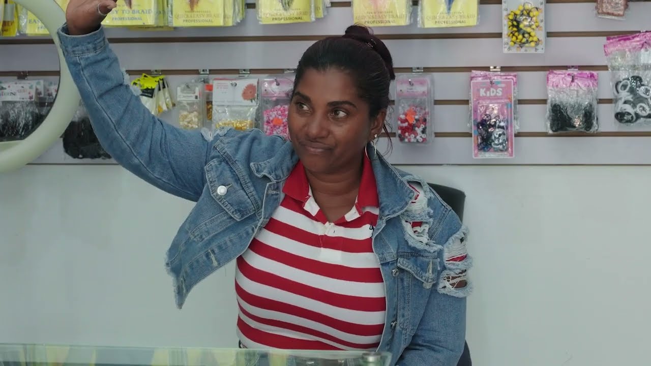 Su hija abusa del negocio cogiendo todo lo que hay en él