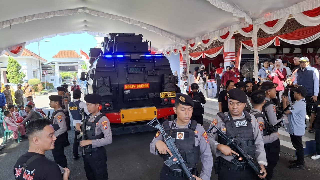 Pengawalan Tersangka Dari Polres Sampang Ke Pendopo Bupati Sampang