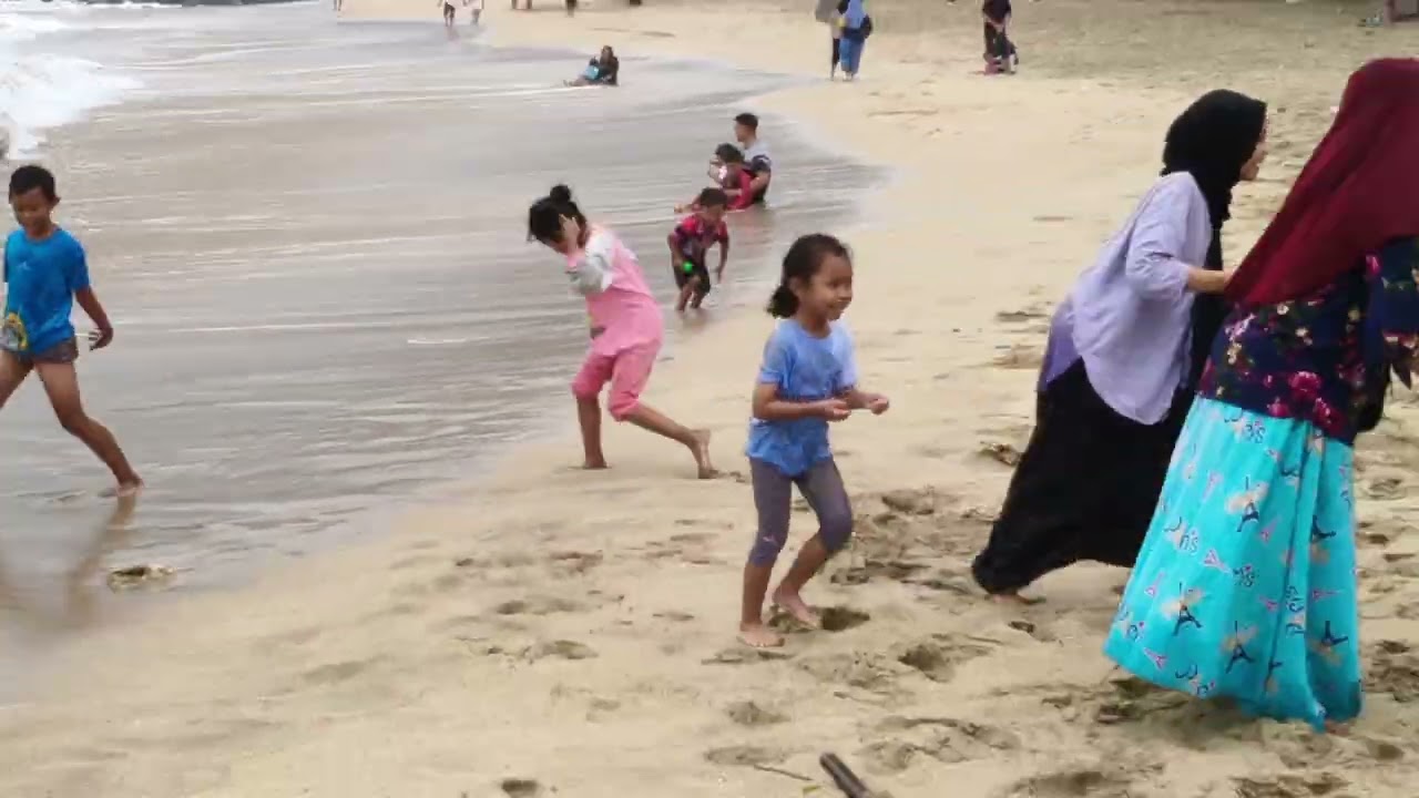 MARYAM DAN SAUDARANYA BERMAIN DI PANTAI TAMBAKREJO 