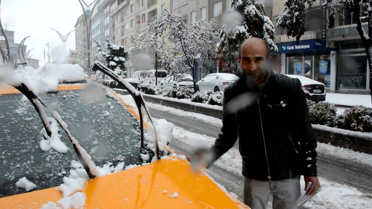 Hakkari şehir merkezine lapa lapa kar yağdı