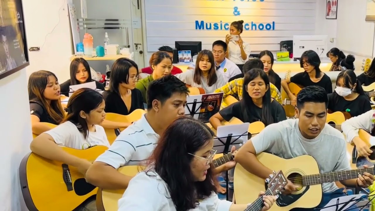 (ပန်းမခူးရ)Guitar Class မှာကျောင်းသားတွေအပျော်လေးစုတီးဖြစ်တဲ့သီချင်းလေးတစ်ပုဒ်ပါရှင့်