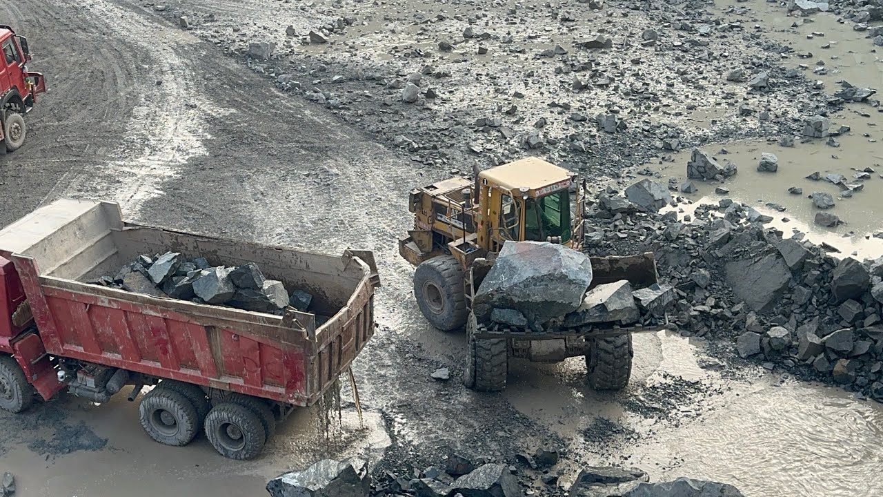Big Stone Laod Up; With Biggest Caterpillar Loadar in Dumper there Mountain View: #mountainview 