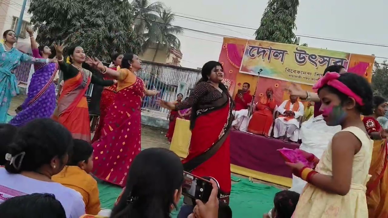 শ্রুতির স্কুলে দিদিভাইদের নাচ। কেমন লাগছে বলো।