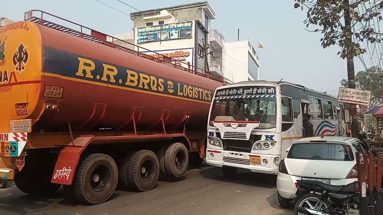 भारी वाहनों के कारण मवाना कस्बे में जाम की स्थिति बनी हुई है,
