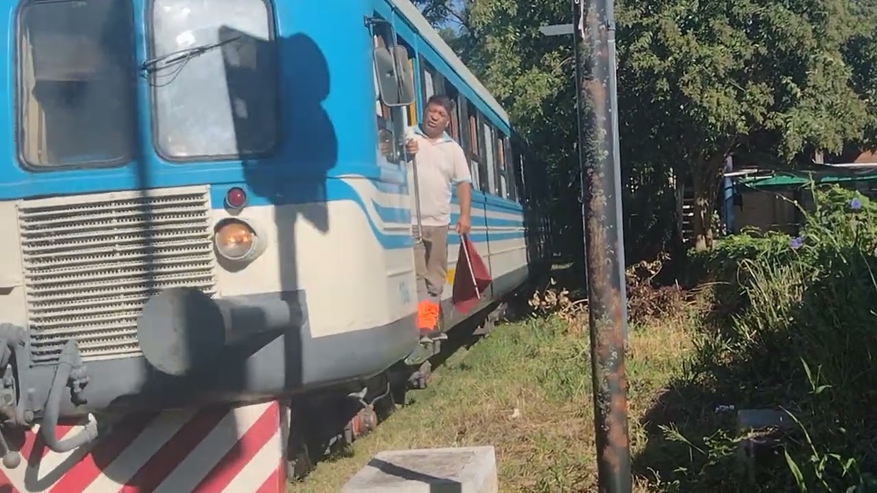 Tren Universitario de La Plata pasando por el PaN de la avenida 52