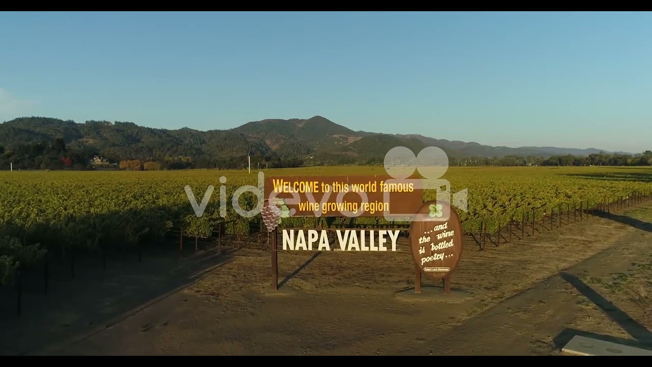 Pan down aerial shot of the welcome to the napa valley sign　三好多加也