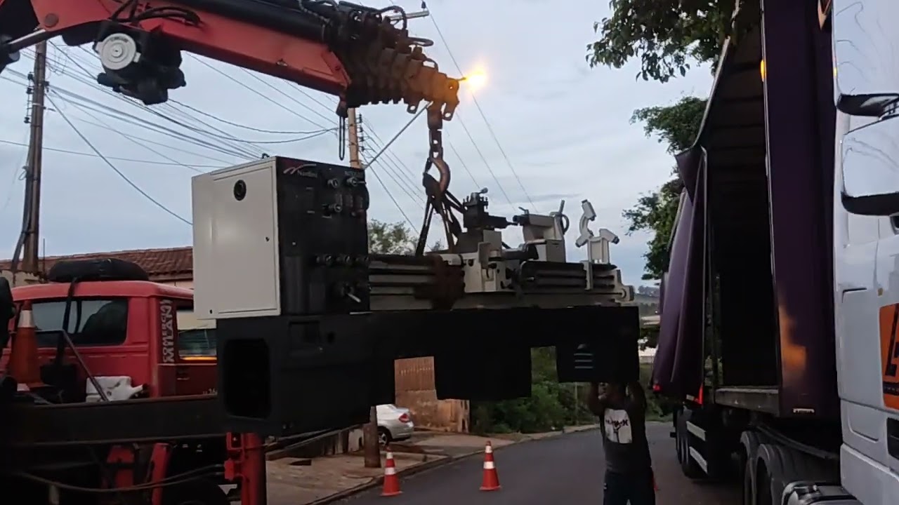 Torno mec&acirc;nico Nardini ND 325 sendo transportado num caminh&atilde;o sider