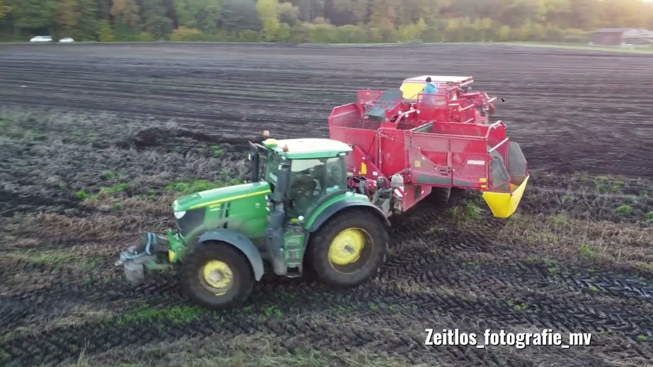 Matsch und Schlamm, Kartoffelernte Extrem. Johndeere und Fendt am Festfahren.