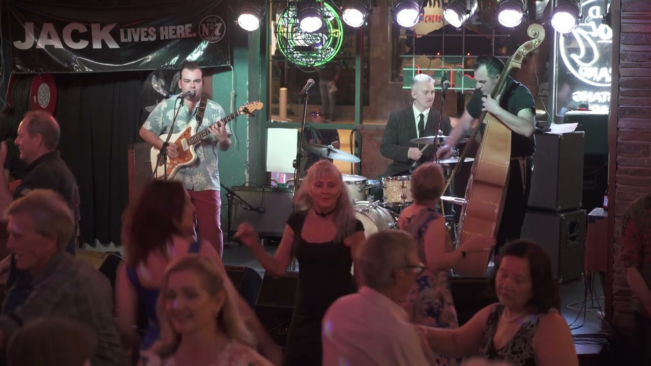Kid' james band singing Burning Up - Roadsters (Steve Mander) C0016