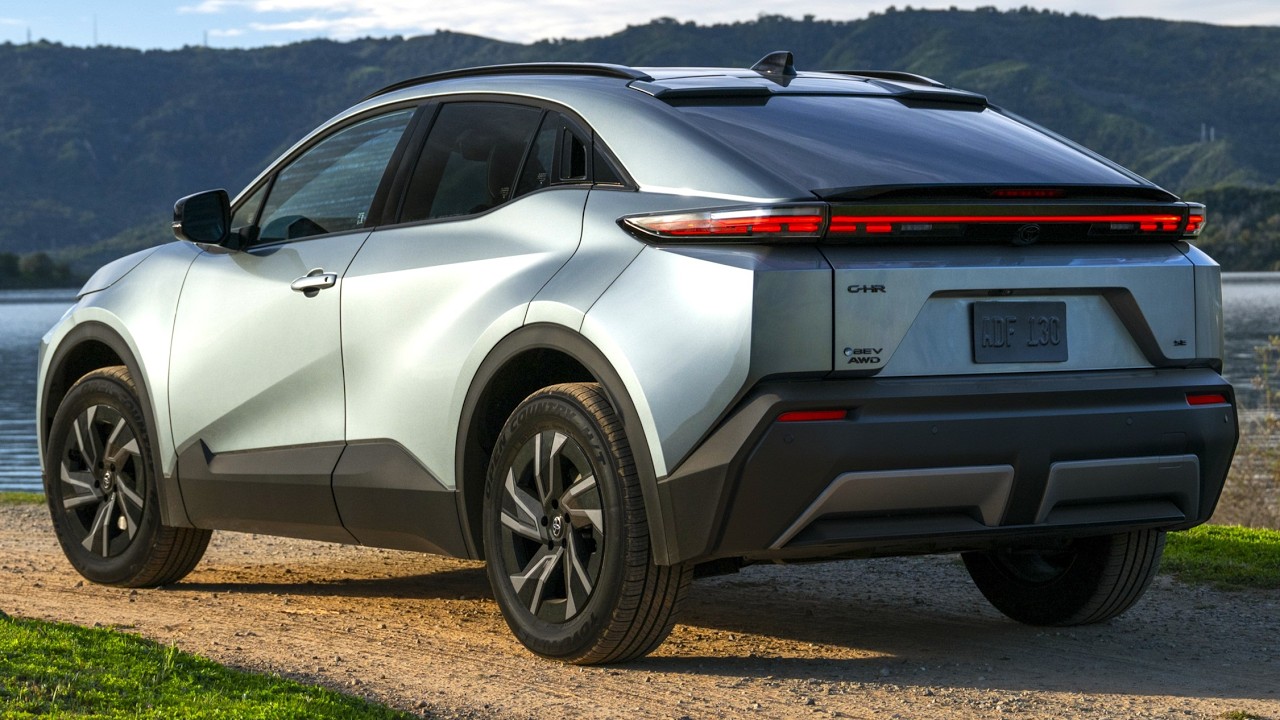 Новый Toyota C-HR+: экстерьер, интерьер — самый красивый внедорожник-купе.