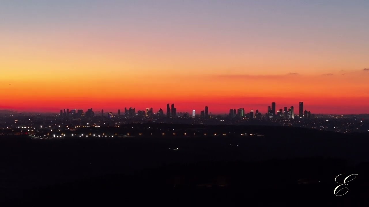 ALACAKARANLIKTA İSTANBUL SİLÜETİ