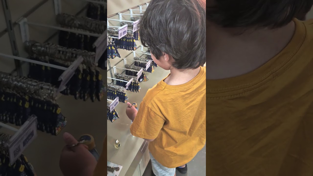 pequenininho escolhendo lembrancinhas