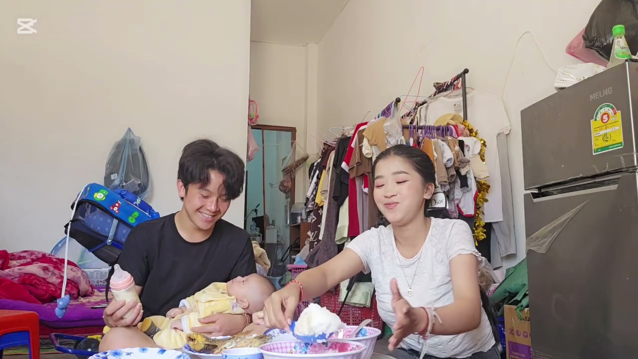 Tsheej yim phob thiab Tsheej yim saib kuv noj mov 