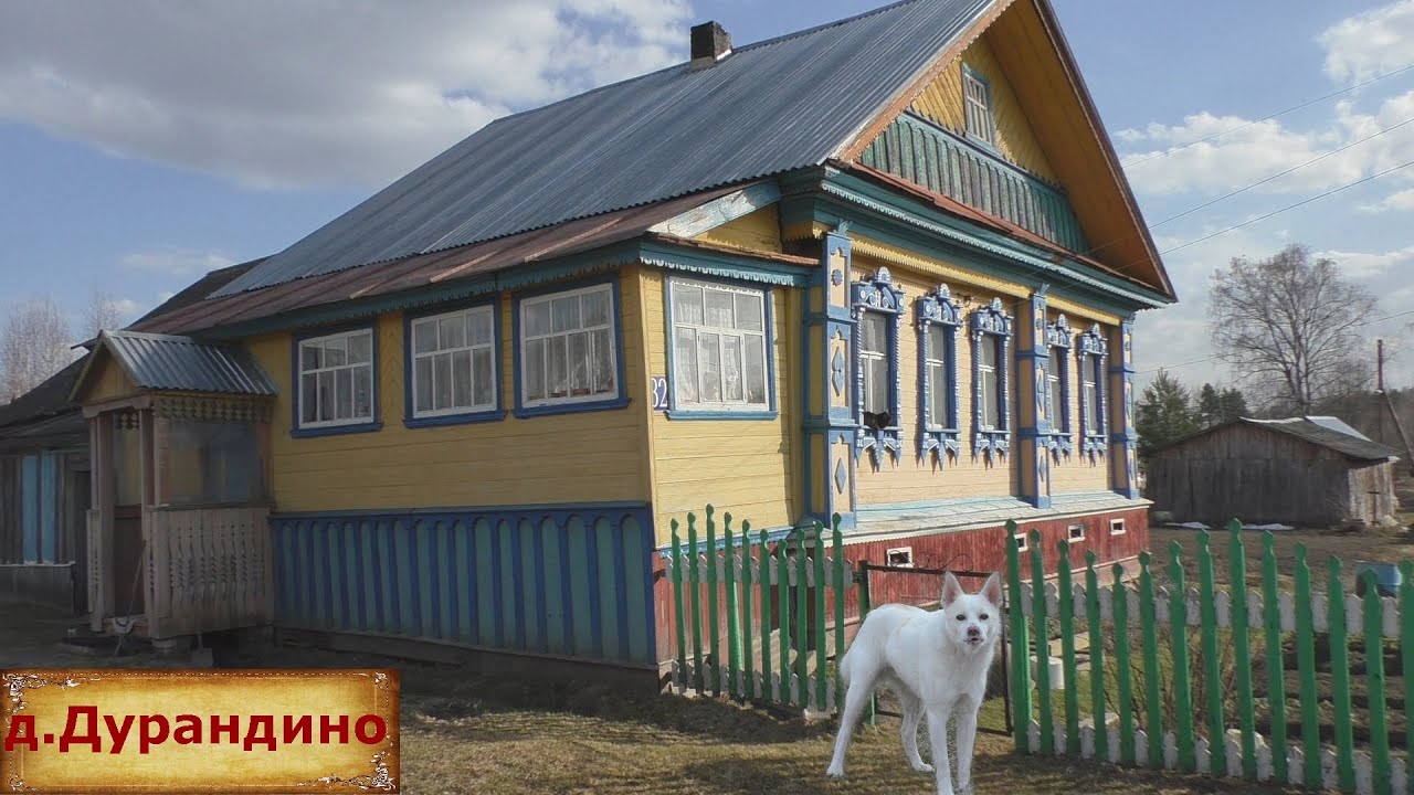 Деревня в глубинке. Старинная деревня на реке Узола. Жилая деревня.