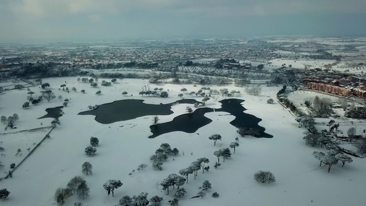 🇮🇹 4K drone video of Golf course in the snow, Castel Gandolfo, Lazio, Italy.