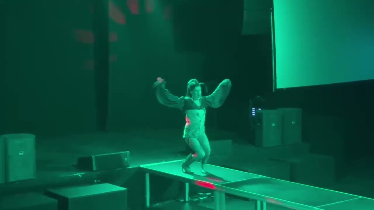 Laryn-Gitis performs Red light by Siouxsie and the Banshees at DCU drag race 