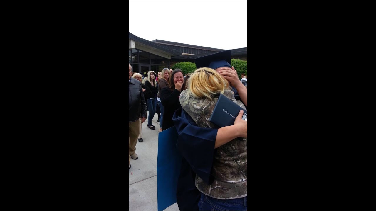 Navy sailor surprises her sister at graduation