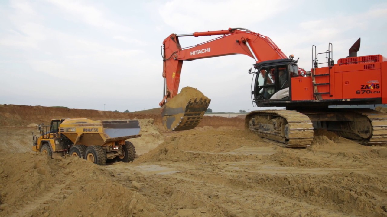 Hitachi Zaxis 670LCH-5 loads Komatsu HM400-3