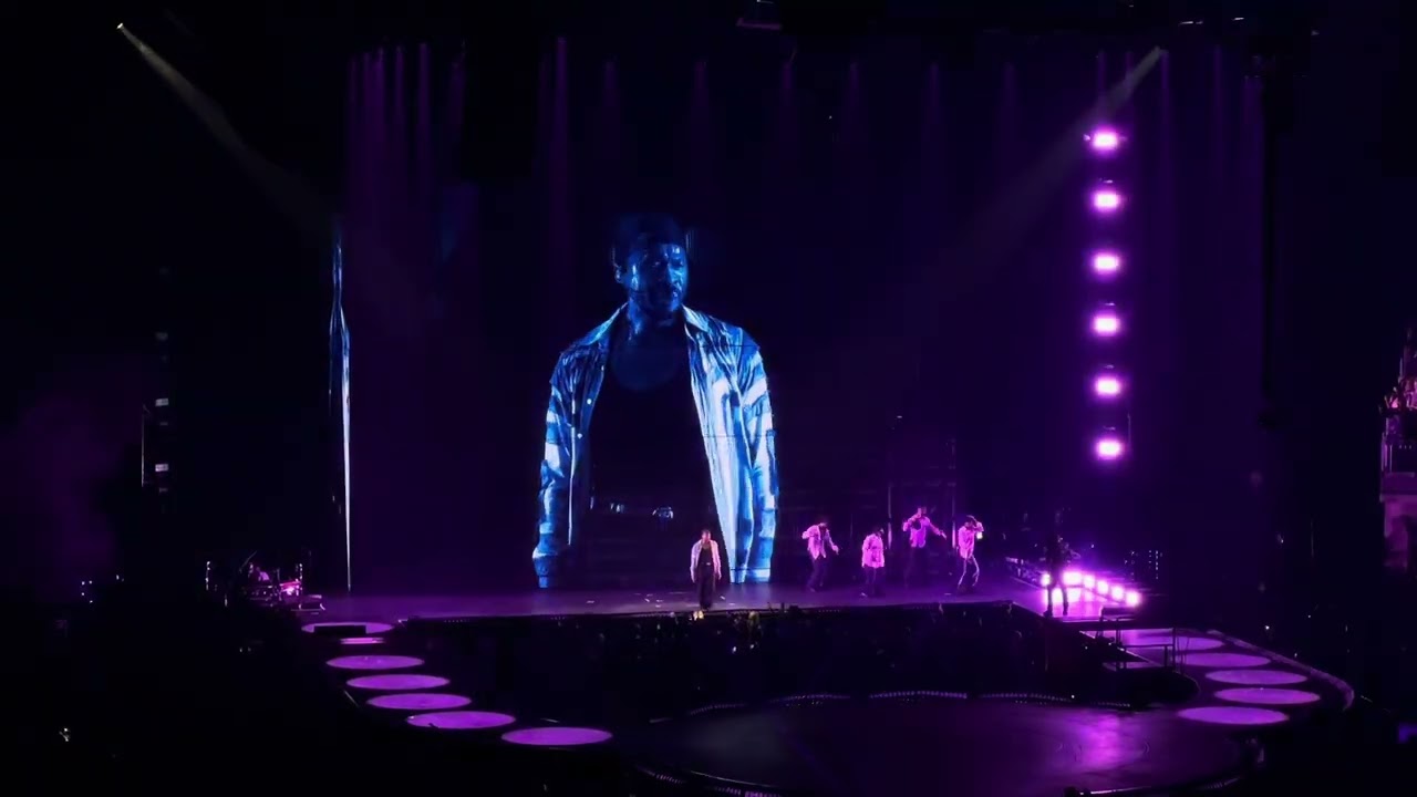 Usher in Seattle but it’s Night 2