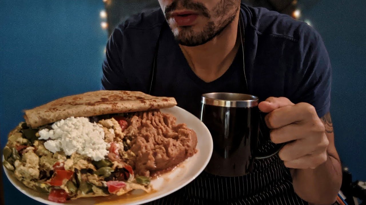 ASMR-Desayunando Huevos Revueltos Con Tortillas De Harina, Frijoles Y Café