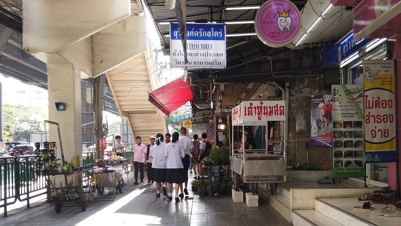[4K] Walking Tour on Ramkhamhaeng Main Road in Bangkok Thailand