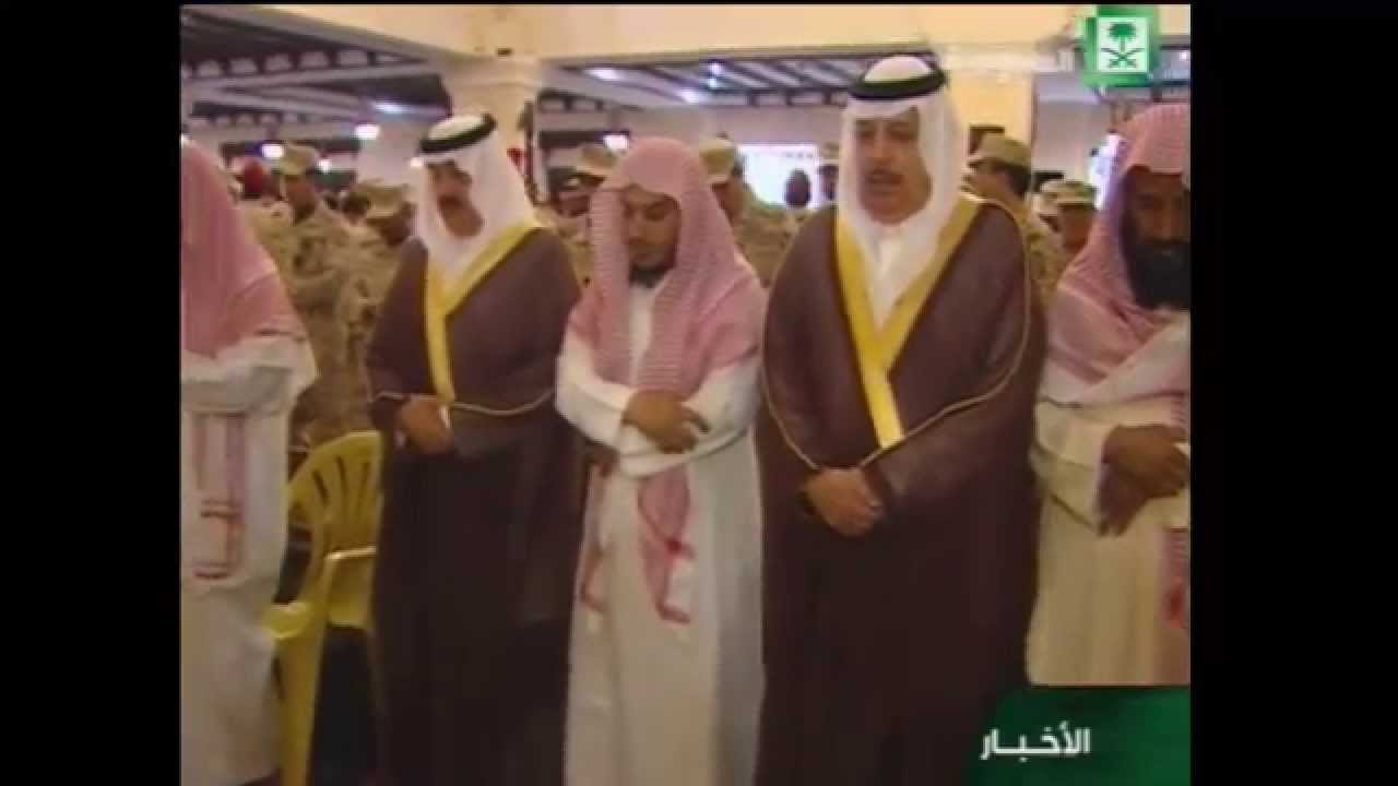 الأمير متعب بن عبدالله يؤدي الصلاة  الميت على 