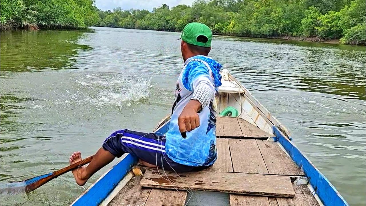 BARRAMUNDI BESAR MENARIK NARIK PANCING SAMPAI DARI BELAKANG DEPAN PERAHU..!!