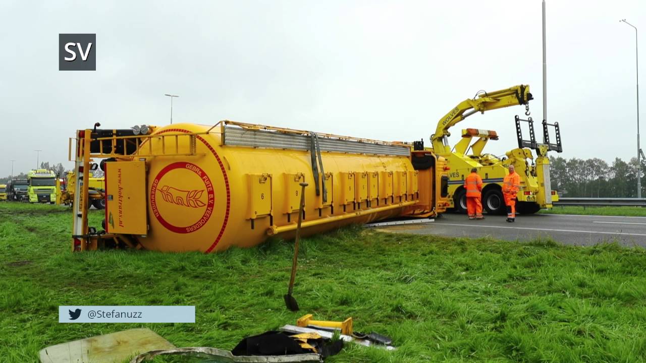 Berging gekantelde vrachtwagen geladen met veevoer A50 Epe - ©StefanVerkerk.nl