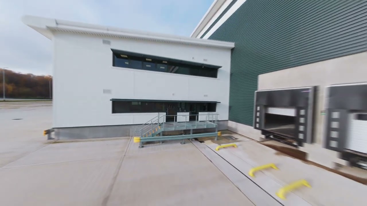 Пролёт FPV через большой пустой склад площадью 420 000 кв. футов в Донкастере
